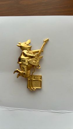 Musical pig brooch
