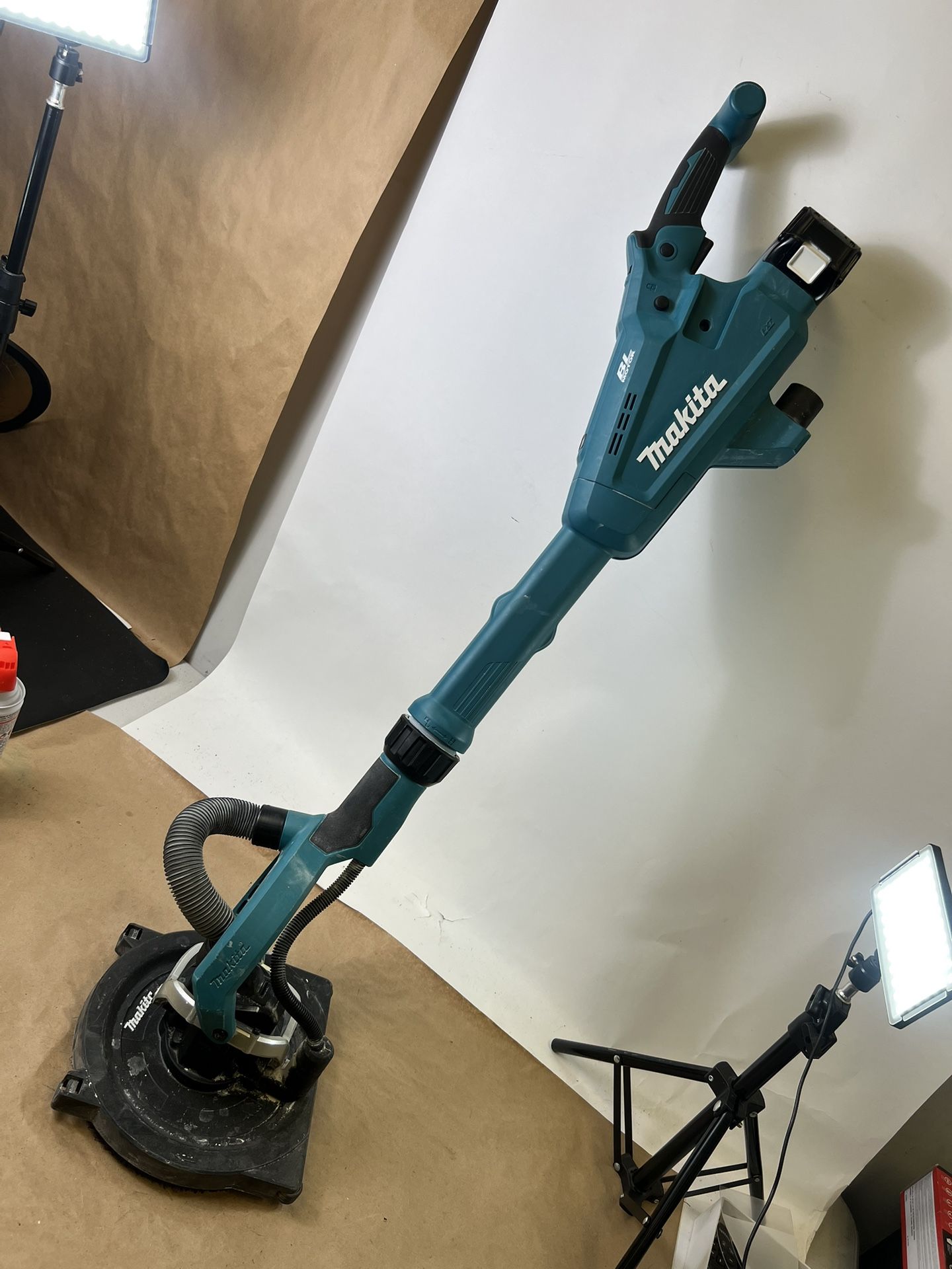 Used Makita 9” Drywall Battery Powered Extension Handle Sander XLS01 With 1 Battery And Charger 