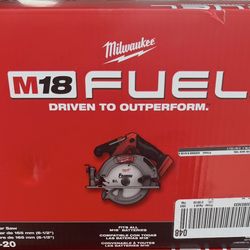 Milwaukee M18 FUEL 18V Lithium-lon Brushless Cordless 6-1/2 in. Circular Saw (Tool-Only)