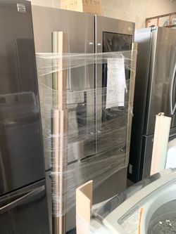New Open Box LG French Door Refrigerator Ice/Water Indoor