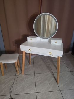 White Vanity with lighted mirror
