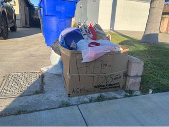 Free Toys (Ages 3-7) 3-4T nice clothes/shoes