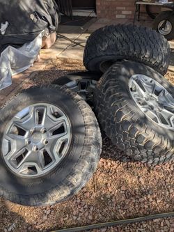 Jeep Rims New Condition 75% Rubber