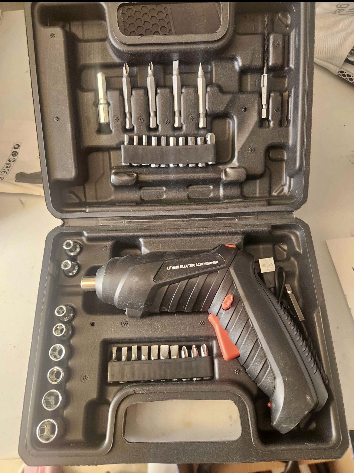 Rechargeable screwdriver set