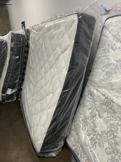 New queen pillow top mattress