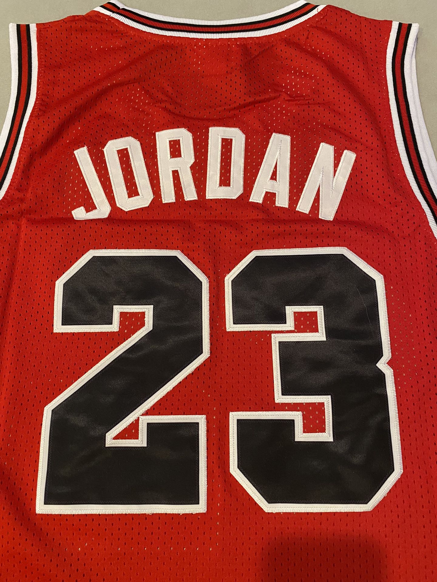 PREMIUM GOLD MITCHELL & NESS NBA MICHAEL JORDAN CHICAGO BULLS 95-96 JERSEY  for Sale in Oak Lawn, IL - OfferUp