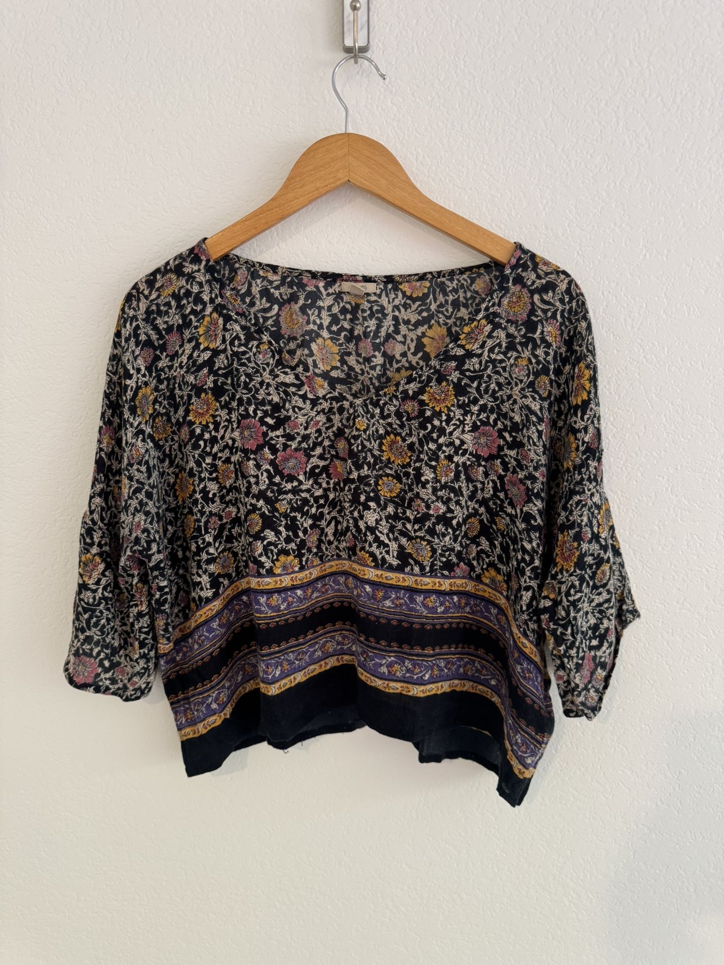 Size M ecoté V-Neck Navy and Colorful Floral Blouse - 3/4 Length Sleeves
