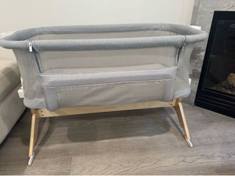 Newton baby bassinet with attachments