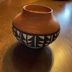 Acoma, NM, (Sky city)Pueblo Pottery pot