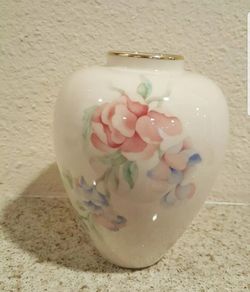 Lenox Decorated 24k Gold Trim Vase made in usa