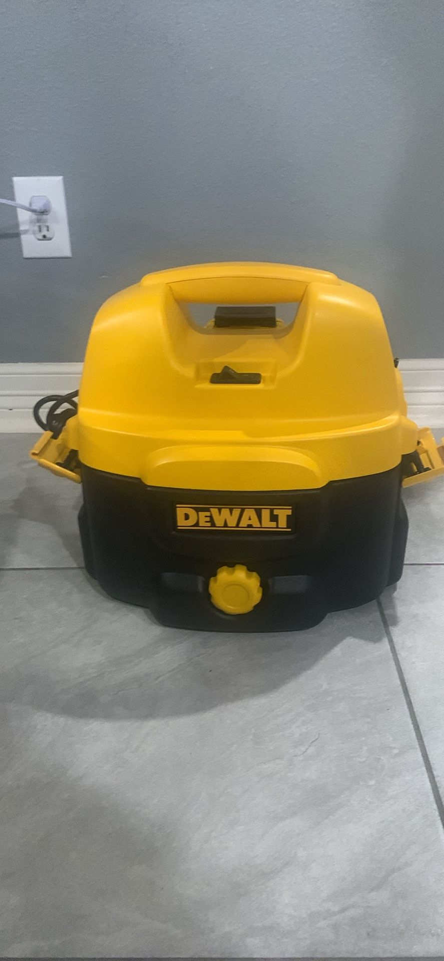 Dewalt 2 Gallon Electric/battery Powered Vacuum