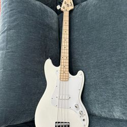 Squier by Fender Sonic Bronco Bass Guitar - Arctic White