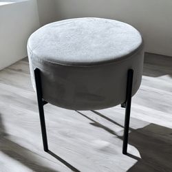 Safavieh Home Lisbon Glam Velvet Round Ottoman, Grey/Black