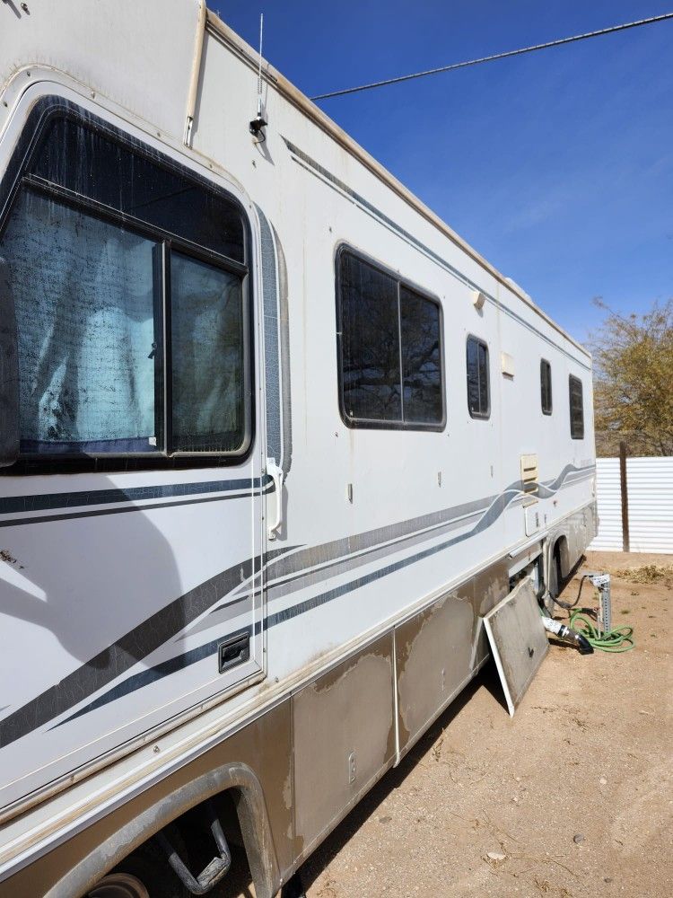 1996 Fletwood Motor Home, With Everything.