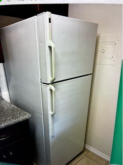 Whirlpool refrigerator $100
