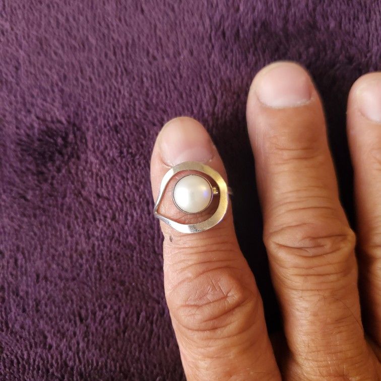 modernist sterling silver featuring a central round white cultured pearl Adjustable 6.5 To 8
