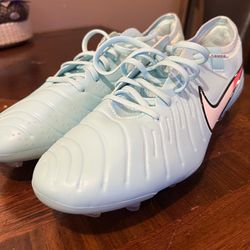 Soccer shoes
