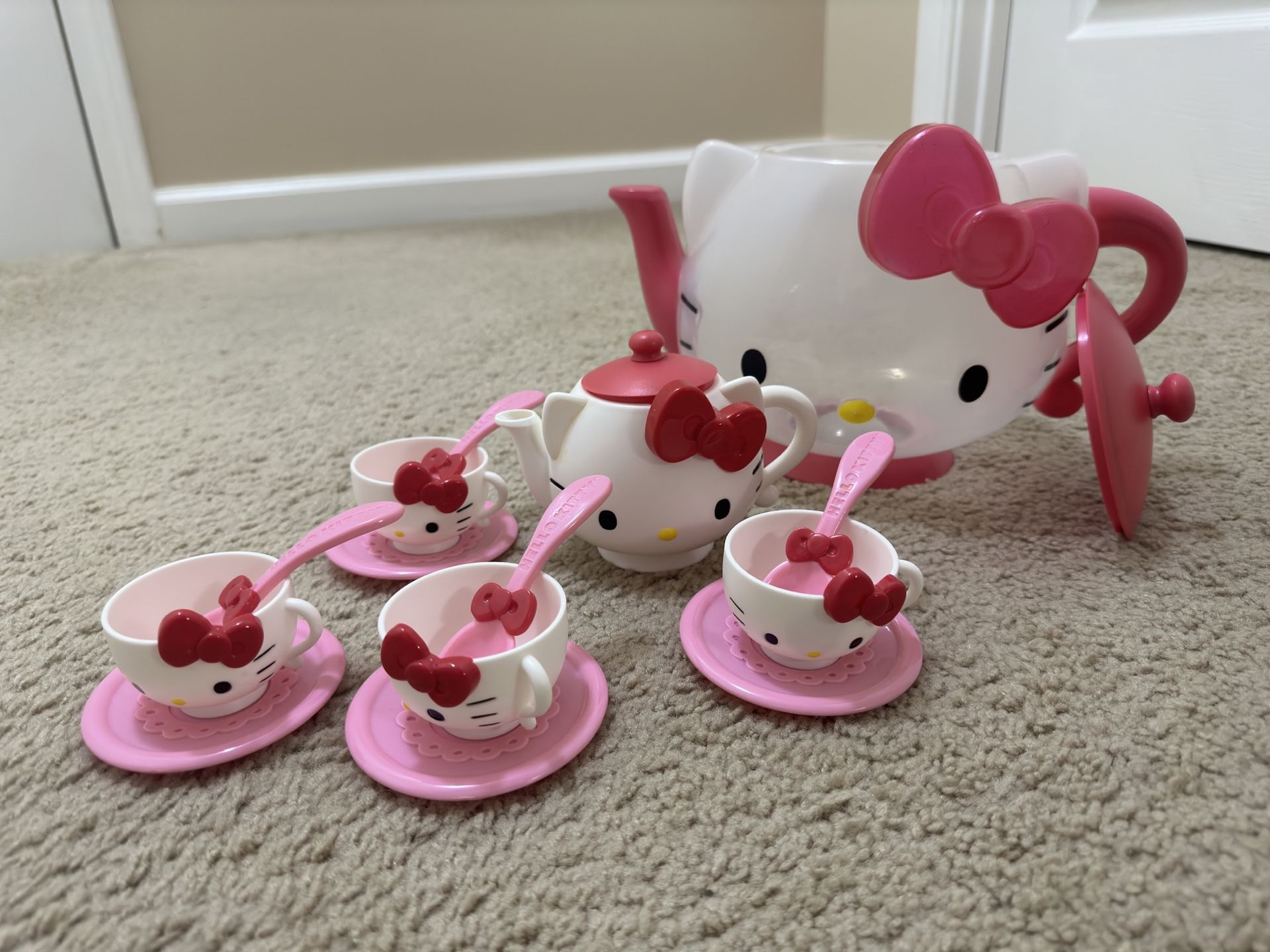 Hello Kitty Tea Set