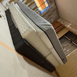 Barely Used California King Mattress and Twin XL Box springs. San Marcos