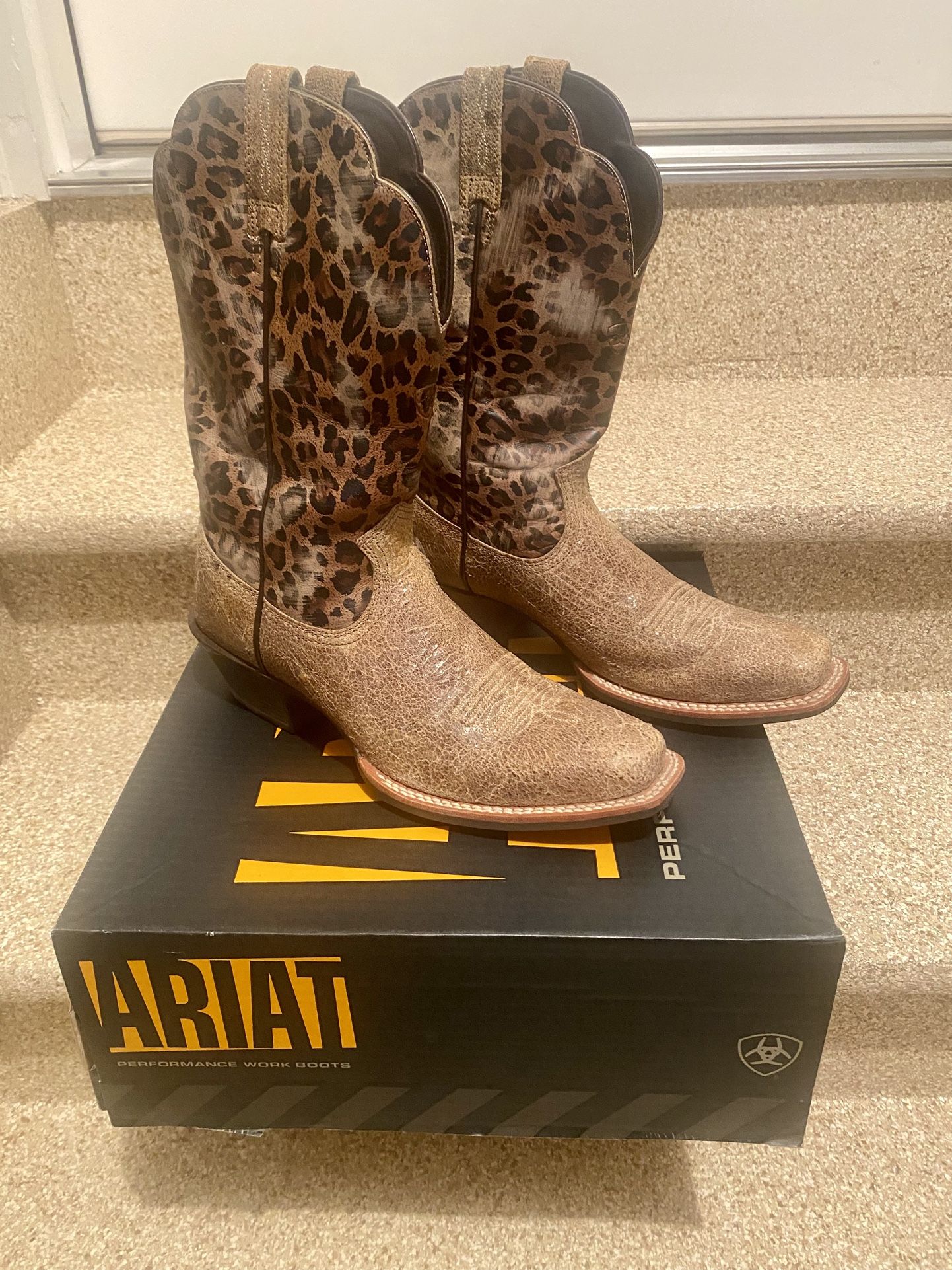 Like New Ariat Size 8 Cowgirl Boots