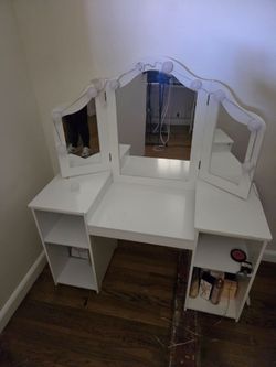 Vanity * LIKE NEW*