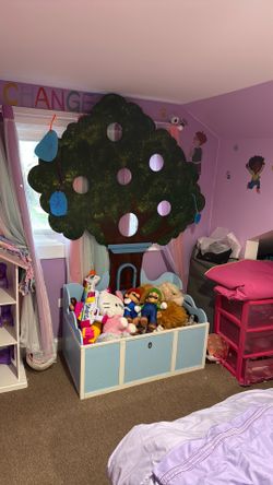 Toy bin/doll house