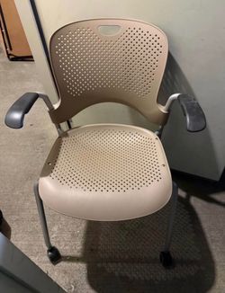 Herman Miller Caper Chair with armrests in excellent condition