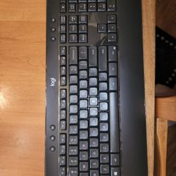 Logitech K540 Advanced /Wireless

Keyboard 