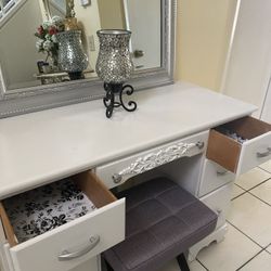 Vanity Desk/ Makeup 