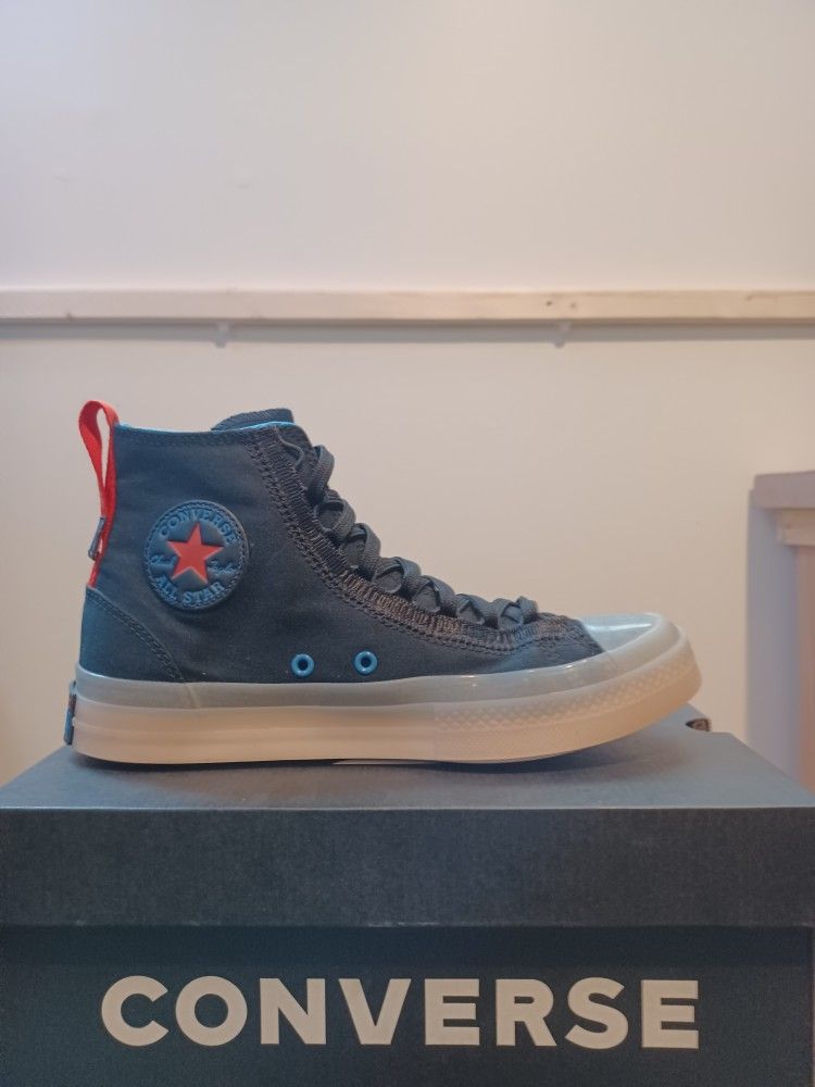 Converse (Like New) Men - 7.5, Women - 9.5