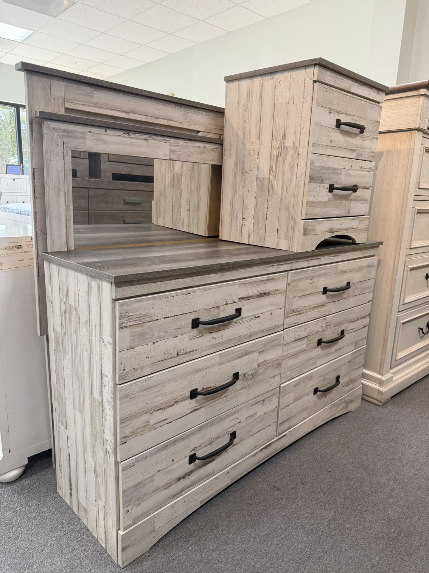 Queen bedroom set (FREE 24H DELIVERY AND SETUP)