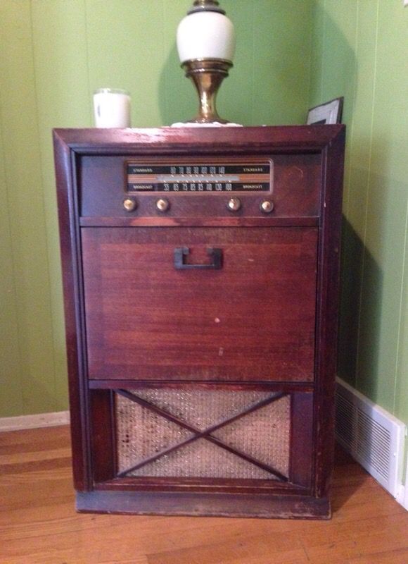 Philco model 51-1730 Antique Radio and Turntable