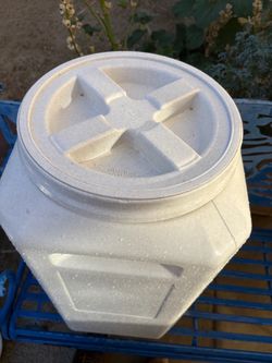 Dog food container