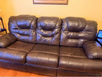 Beautiful Set Leather couch and matching Loveseat