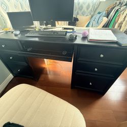 Black Desk 