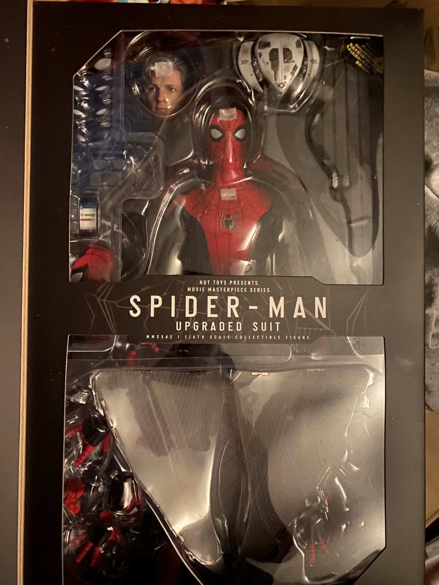 Hot Toys Deluxe 1/6th Spiderman (Upgraded Suit) W/ Mysterio Drone No way home