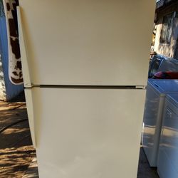 Amana Refrigerator Nice And Clean 