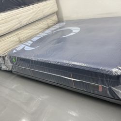 KING SIZE STEARNS & FOSTER RESERVE PILLOW TOP MATTRESS & BOX SPRINGS BED SET