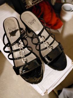 Stylish black strappy heels with a glossy finish size 7.5