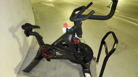 Peleton Bike, with 2 screens, mirror screen