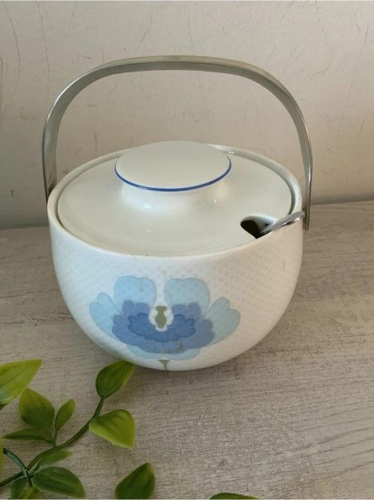Rosenthal Germany Century Blue Flower Sugar Bowl w/Spoon In excellent condition with no chips or cracks Rosethal Germany Century Blue Flower Sugar Bow