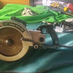 BLACK AND DECKER 71/4" WORM DRIVE CIRCULAR SAW LIKE NEW 
