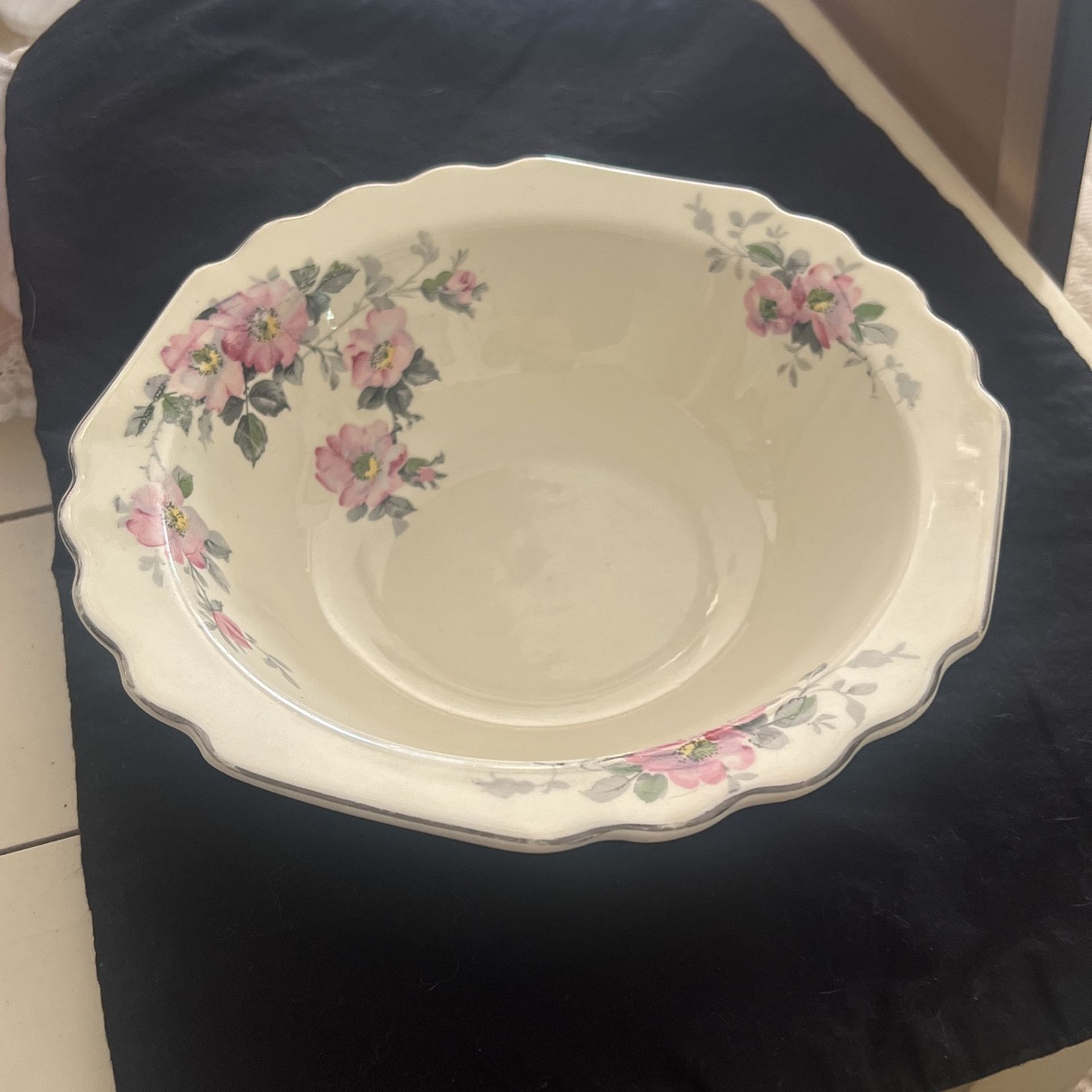 WS GEORGE Canarytone Serving Bowl Vintage USA LIDO for Sale in Lee's ...