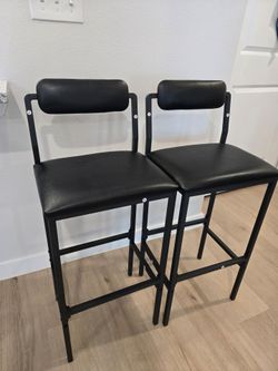 2 bar stools