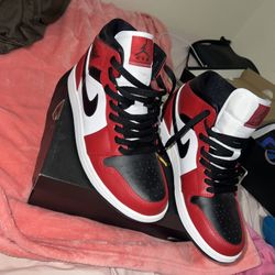 Jordan 1 Mid 