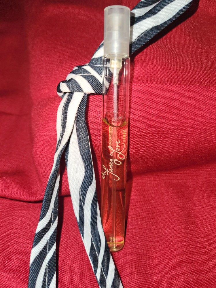 Preowned. Good Condition. Women's Perfume ( FANCY LOVE) By Jessica Simpson