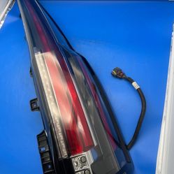 2015-2020 CADILLAC ESCALADE And ESV RIGHT LED TAIL LIGHT TAILLIGHT OEM