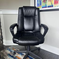 Comfy Black faux Leather Office Chair 