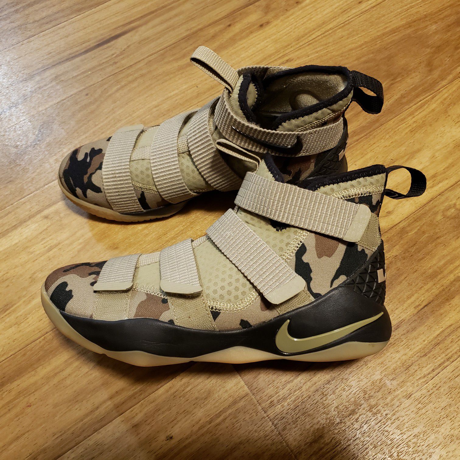 Men's Nike Lebron Camo Shoes size 8.5... $90
