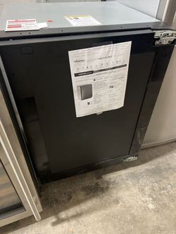 Refrigerator 24", 2000 Series, Reversible Hinge